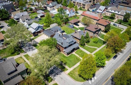 Cleveland House | Cleveland 3 Bedroom, 10 Mins to Downtown
