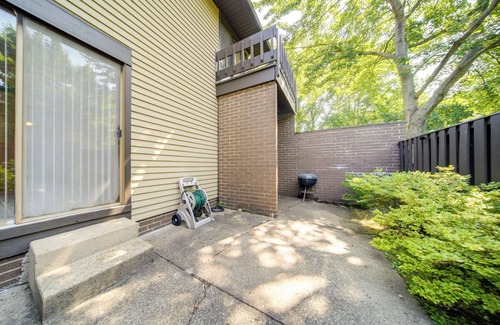 Richmond Heights Condo | Cleveland Area Retreat Near Lake Erie