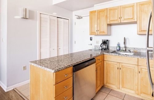 Downtown Cleveland Apartment | Cleveland Loft-Wolstein/Progressive/Playhouse/CSU.