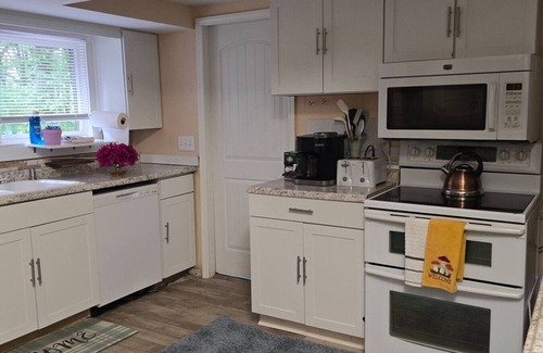 Oakwood Village House | Cleveland MGM Blossom 3 Bed 1 B