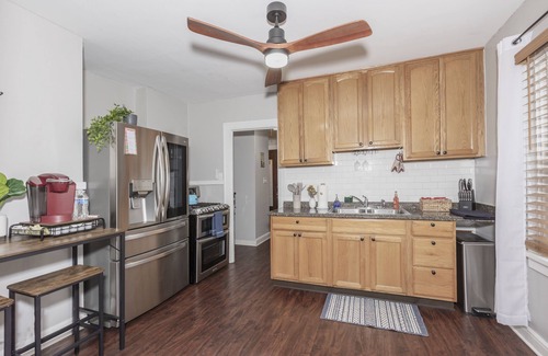 Little Italy Apartment | Cleveland Rocks-Little Italy! Massage chair/Hot tub #3