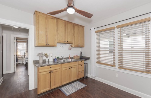 Little Italy Apartment | Cleveland Rocks-Little Italy! Massage chair/Hot tub #3
