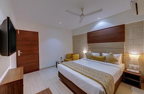 Sayajiganj Hotel | Click Hotel Vadodara 4 mins walk for the Railway Station