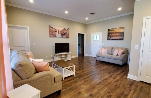 Calhoun House | ✨Click Me✨️Covered Parking +Free Wifi+Smart Tvs