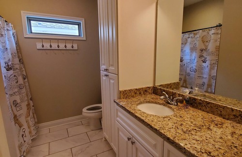 Calhoun House | ✨Click Me✨️Covered Parking +Free Wifi+Smart Tvs
