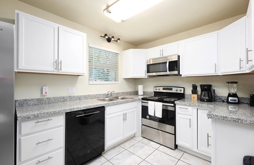 Brownsville Condo | Clide's Mansion, Cozy 2BD/2BA w/Private Yard!
