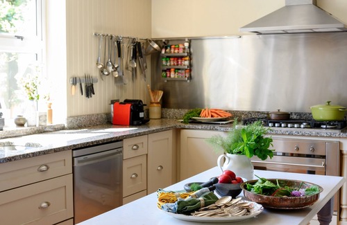 Clifden House | Clifden's premier holiday home with heated pool + sauna - sleeps 24