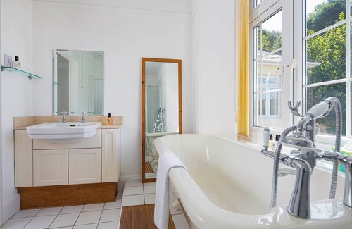 Brixham House | CLIFF COTTAGE, family friendly, with a garden in Galmpton, Torbay