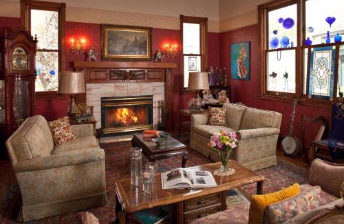 Eureka Springs Historic District Bed & Breakfast | Cliff Cottage Inn, Downtown Bed & Breakfast