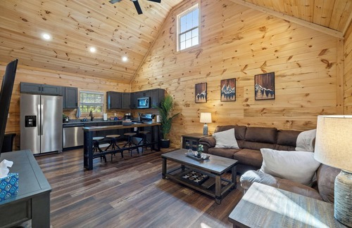 Rogers Cabin | Cliff Haven at Red River Gorge 2-bedroom cabin with WiFi, AC, Hot Tub, Pool