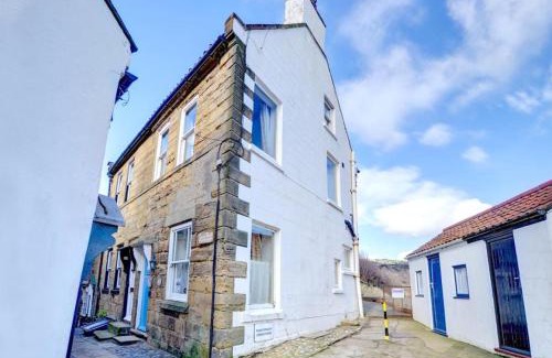 Robin Hood's Bay House | Cliff Head