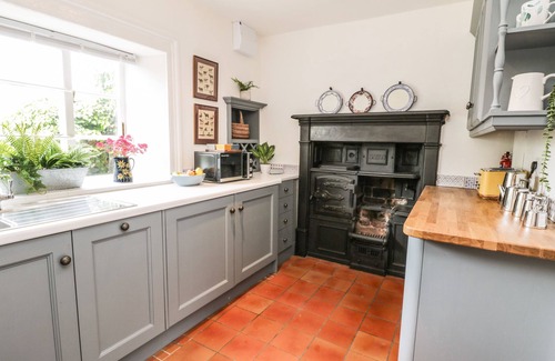 Helmsley Cottage | CLIFF HOUSE, family friendly, character holiday cottage in Helmsley