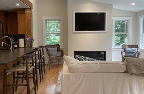 Saunderstown House | Cliff's Edge