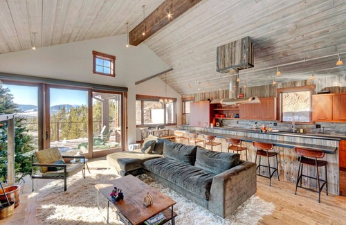 Tabernash House | Cliff Side Luxury Chalet I Private Hot Tub I Amazing Views I Best Price I Discounted Attractions