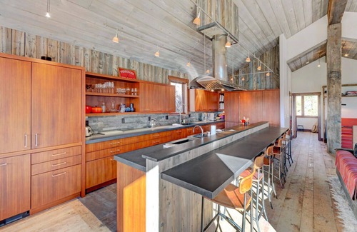 Tabernash House | Cliff Side Luxury Chalet I Private Hot Tub I Amazing Views I Best Price I Discounted Attractions