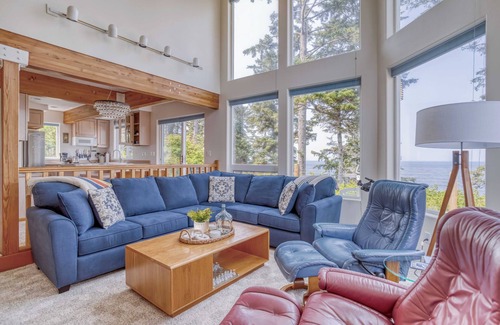 Neskowin House | Cliff-top Beauty has Stellar Ocean View, a Furnished Deck, and a King Suite!