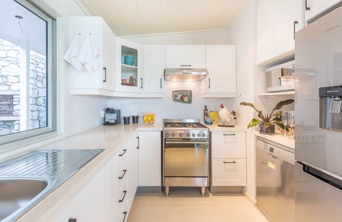 Cape Peninsula House | Cliffhanger Misty Cliffs: 3 bedrooms, 2.5 bath Beachfront Luxury Beach Bungalo