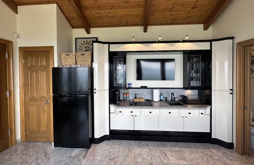 Menlo Cabin | Cliffside 1BR Cabin | Unique | Luxury | Romantic | Modern | Hot Tub & Stunning Views | Lookout Mtn