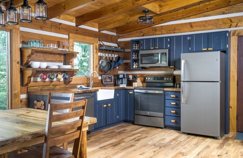Rogers Cabin | Cliffside Cabin 2 King ALCOVES, Hot Tub, Cargo Net