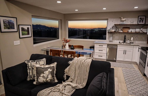 Holladay Cottage | Cliffside haven to take your breath away!