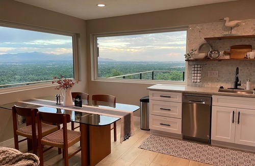 Holladay Cottage | Cliffside haven to take your breath away!