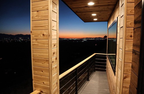 Holladay Cottage | Cliffside haven to take your breath away!