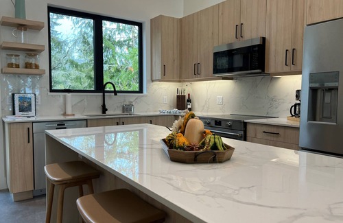 Juan de Fuca Electoral Area House | Cliffside Hideaway: Luxurious, Peaceful, with Gorgeous views Over the Ocean