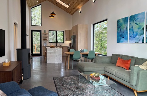 Juan de Fuca Electoral Area House | Cliffside Hideaway: Luxurious, Peaceful, with Gorgeous views Over the Ocean