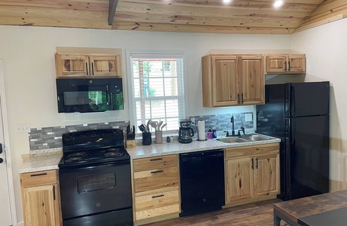 Somerset Cabin | Cliffside Hideaway-New custom cabin, 3 boat ramps, walk to 5 restaurants/bars