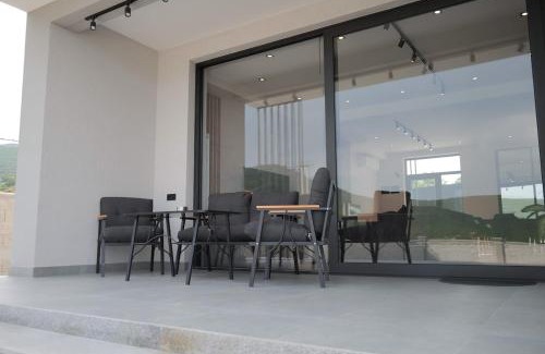 Kaspi House | Cliffside Nichbisi