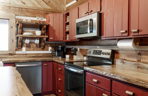 Pine Ridge Cabin | Cliffside Romantic Retreat LOVE