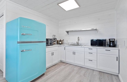Dunlap House | Cliffside Tiny Home w/Panoramic Views & Hot Tub!