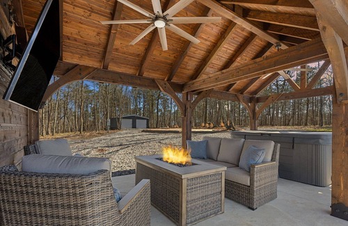 Dunlap House | Cliffside Tiny Home w/Panoramic Views & Hot Tub!