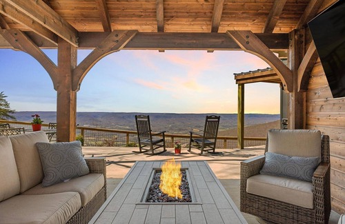Dunlap House | Cliffside Tiny Home w/Panoramic Views & Hot Tub!