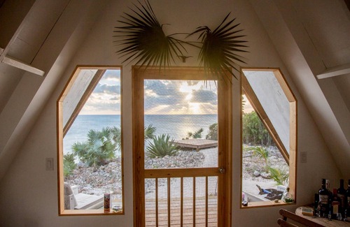 Gregory Town House | Clifftop bungalow with beautiful ocean views