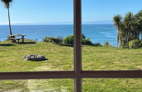 Cape Foulwind Cabin | Clifftop nature retreat with stunning ocean views