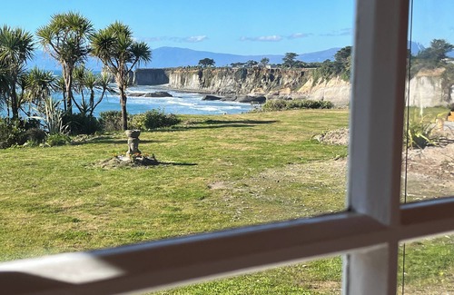 Cape Foulwind Cabin | Clifftop nature retreat with stunning ocean views