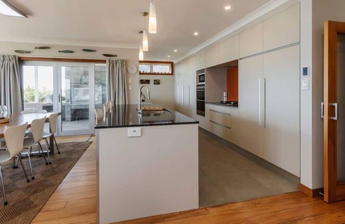 Oakura House | Clifftops - oceanfront retreat in Oakura Beach