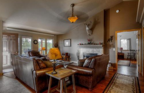 Benchmark House | Cliffview Cabin