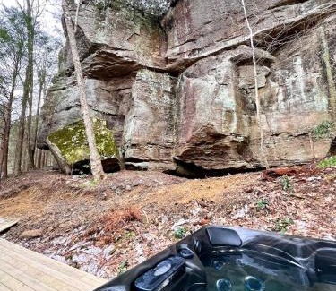 Campton House | “Climber's Den” Rare Cliffside Stay w/HotTub RRG