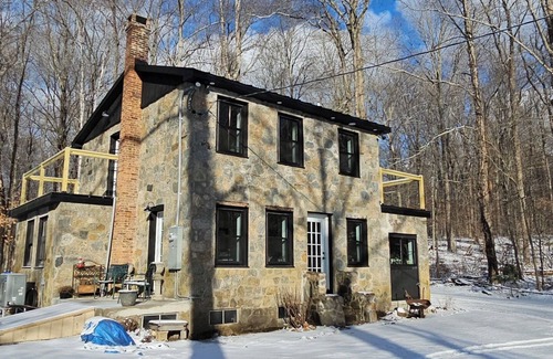 Clinton Cottage | Clinton's Hidden Secret Renovated 2-bedroom Stonehouse with WiFi, AC and more