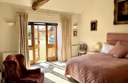 Kingwood House | Clock Tower - 2 Bed Pretty Unique Barn with Indoor Pool