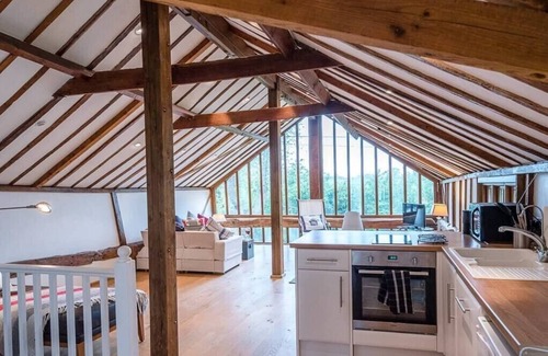 Woodbridge Apartment | Clopton Hayloft - spacious apartment with Tennis C