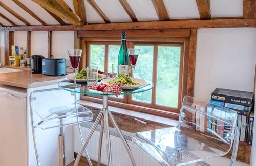 Woodbridge Apartment | Clopton Hayloft - spacious apartment with Tennis C