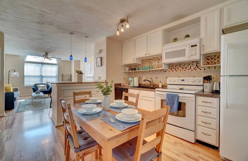 North Camellia Acres Apartment | Close 2 East Beach, EOV, King Bed, Top Floor