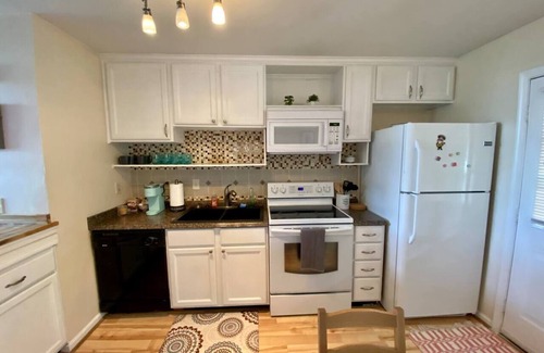 North Camellia Acres Apartment | Close 2 East Beach, EOV, King Bed, Top Floor