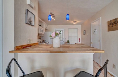 North Camellia Acres Apartment | Close 2 East Beach, EOV, King Bed, Top Floor