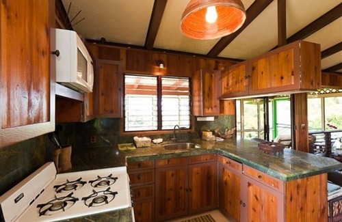 Honaunau-Napoopoo Cottage | Close But Far. Cool da Heels
