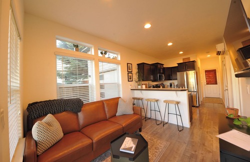 Southern Crossing House | Close, Cute, and Clean! - Hot Tub/Firepit/Bikes/Floats