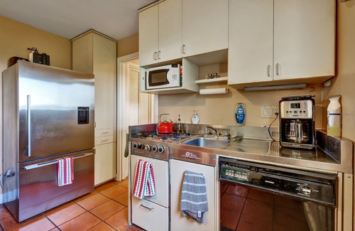 Oakland Apartment | Close in Location with Incredible Views & Resort Like Feel!